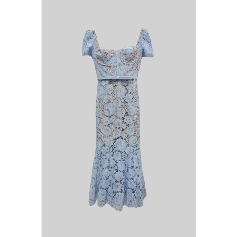 Kortærmet blondekjole med fint matchende taljebælte