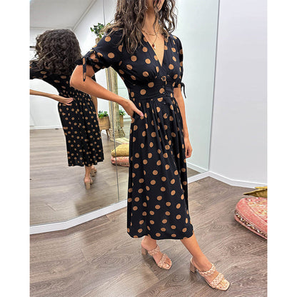 Mina™ | V-hals kjole med polkaprikker