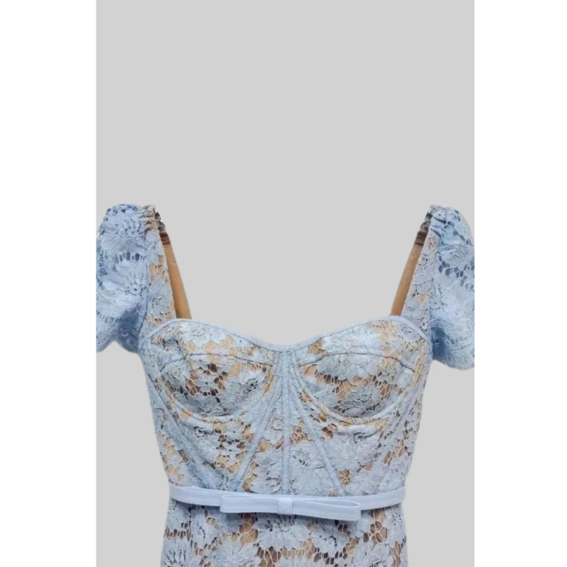 Kortærmet blondekjole med fint matchende taljebælte