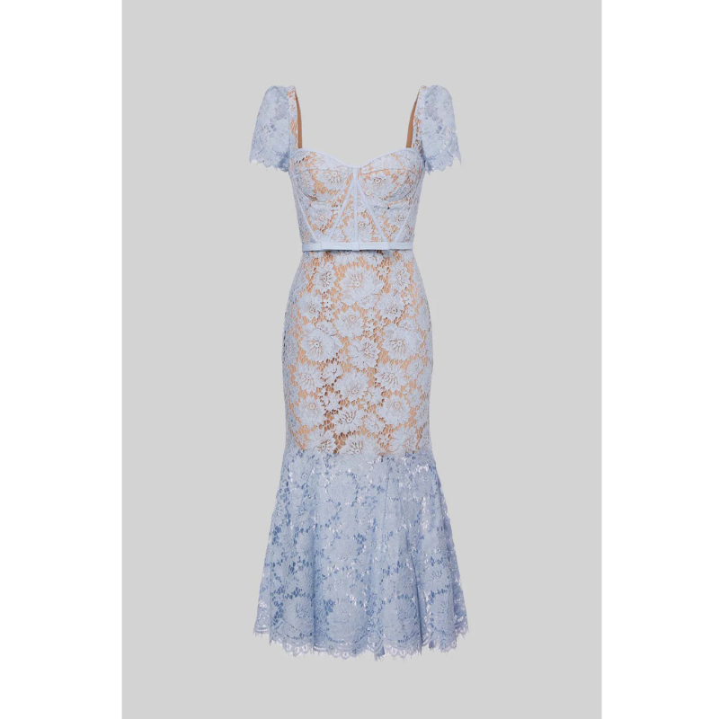 Kortærmet blondekjole med fint matchende taljebælte