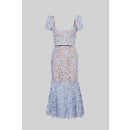 Kortærmet blondekjole med fint matchende taljebælte