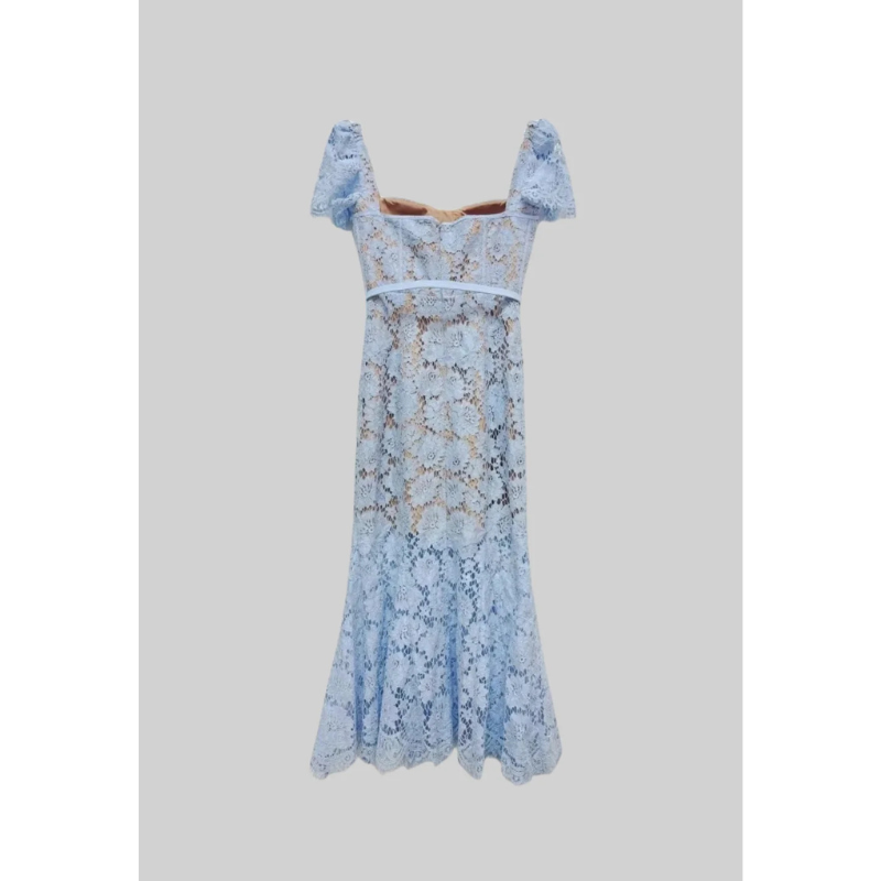 Kortærmet blondekjole med fint matchende taljebælte