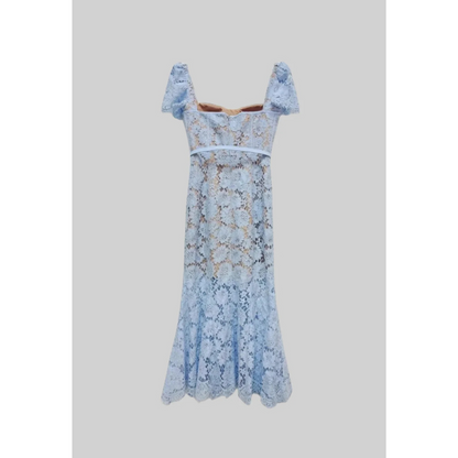 Kortærmet blondekjole med fint matchende taljebælte