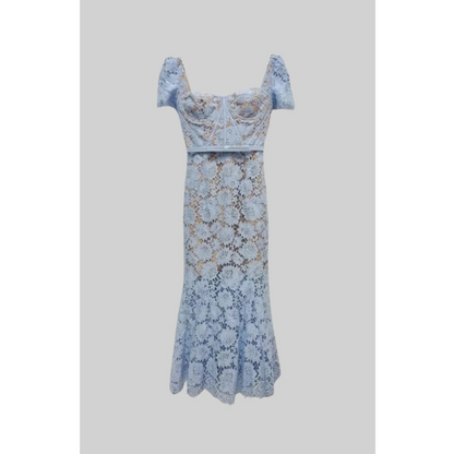 Kortærmet blondekjole med fint matchende taljebælte