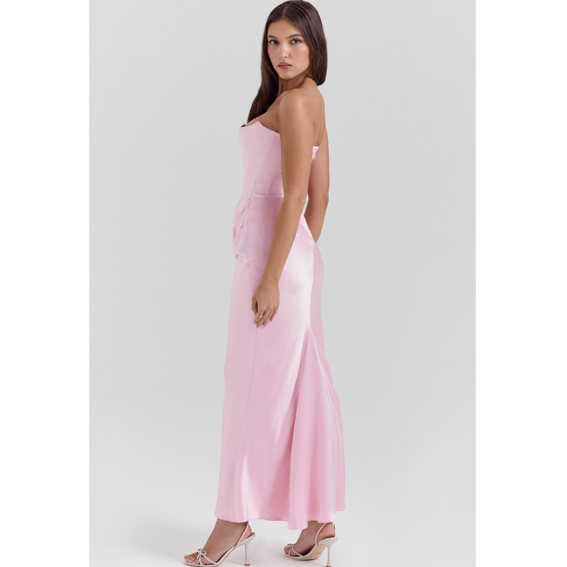 ANIKA I SKULDERLØS KJOLE