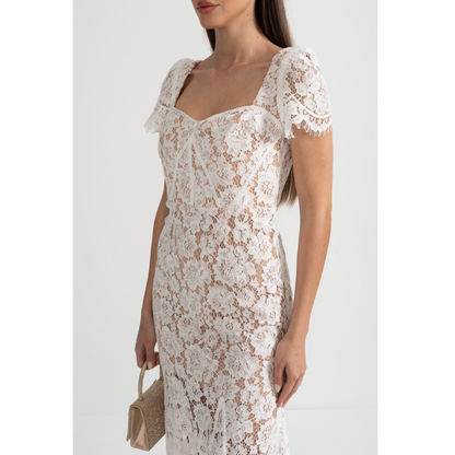 Kortærmet blondekjole med fint matchende taljebælte