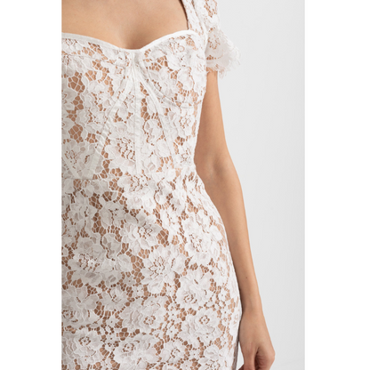 Kortærmet blondekjole med fint matchende taljebælte