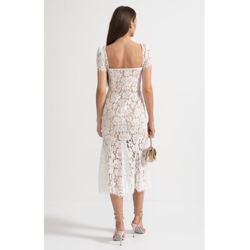 Kortærmet blondekjole med fint matchende taljebælte