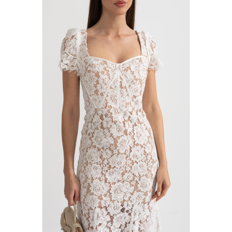 Kortærmet blondekjole med fint matchende taljebælte