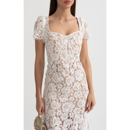 Kortærmet blondekjole med fint matchende taljebælte