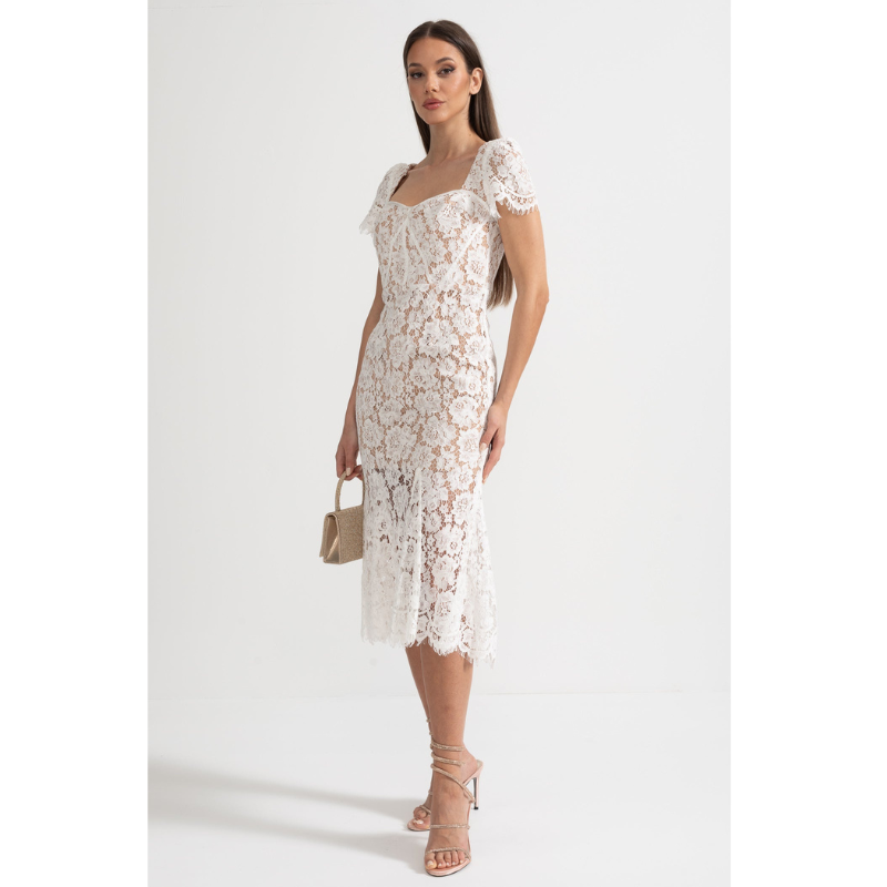 Kortærmet blondekjole med fint matchende taljebælte