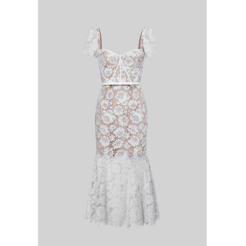 Kortærmet blondekjole med fint matchende taljebælte