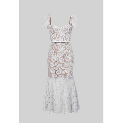 Kortærmet blondekjole med fint matchende taljebælte