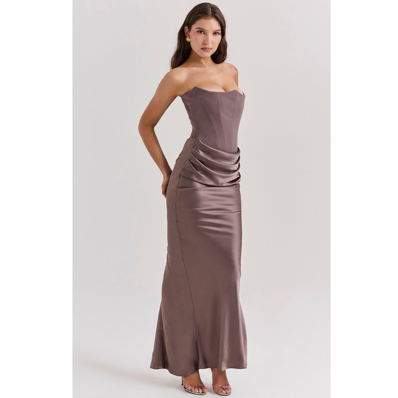 ANIKA I SKULDERLØS KJOLE