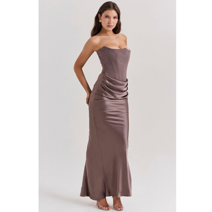 ANIKA I SKULDERLØS KJOLE