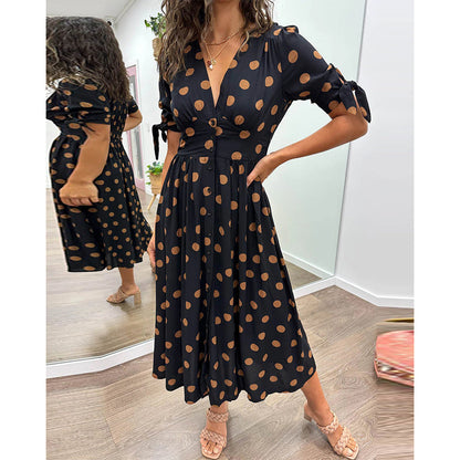 Mina™ | V-hals kjole med polkaprikker