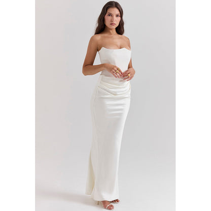 ANIKA I SKULDERLØS KJOLE